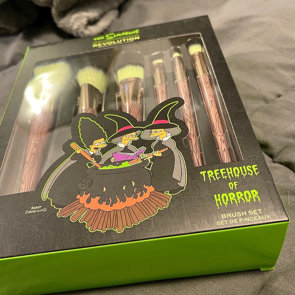 Makeup Revolution X The Simpsons Treehouse of Horror Bouvier Coven Brush Set💚🖤
